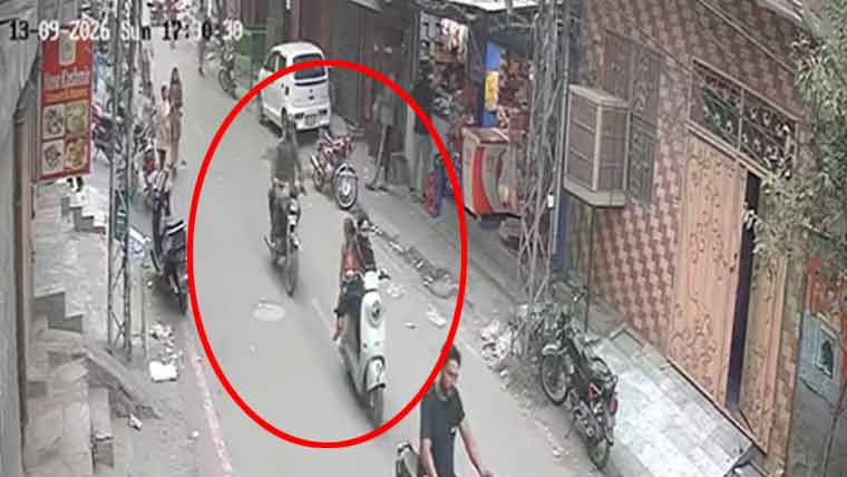 سکوٹی سوار لڑکی کے دو قیمتی موبائل فون مبینہ طور پر چوری، ویڈیو وائرل