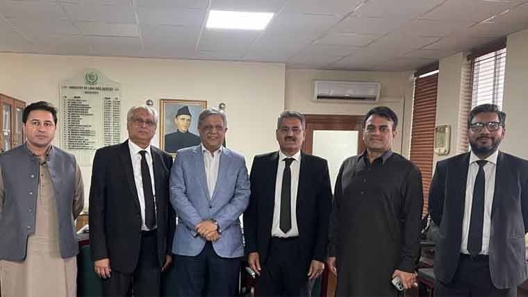وکلا کے مسائل کا حل حکومت کی اولین ترجیح ہے: اعظم نذیر تارڑ