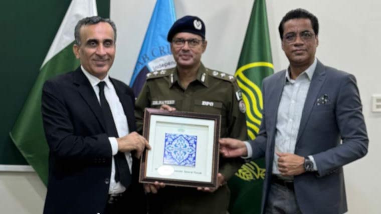 پراسیکیوٹر جنرل پنجاب کی ڈی پی او چنیوٹ کو بہترین کارکردگی پر اعزازی شیلڈ پیش