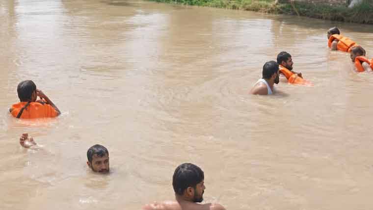 نہر اپر جہلم میں تین بچوں کو پھینکنے کا واقعہ، دو بچیوں کی لاشیں مل گئیں
