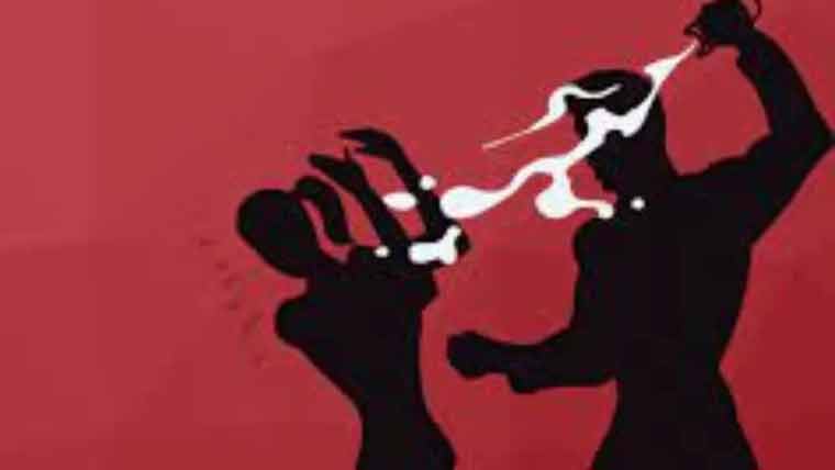 کراچی: شوہر کے ساتھ دفتر جانے والی خاتون پر موٹر سائیکل سوار نے تیزاب پھینک دیا
