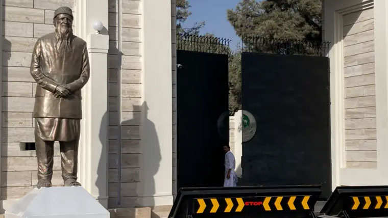کوئٹہ میں سماجی کارکن عبدالستار ایدھی کا مجسمہ دوبارہ نصب