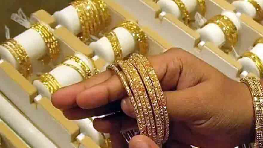 Gold prices fall by Rs2,700 per tola in Pakistan