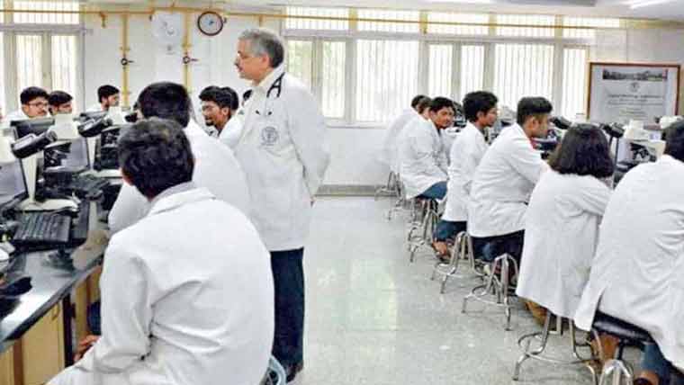 پنجاب کے میڈیکل کالجز میں ایم بی بی ایس کی 475 اضافی نشستیں بڑھانے کی تجویز