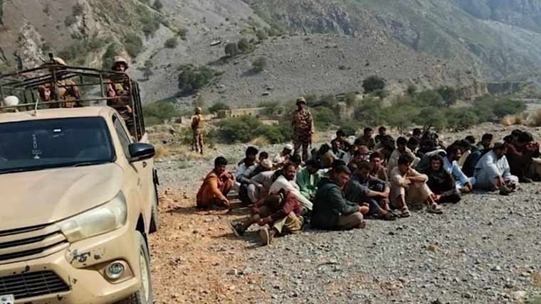 فورسز کی بلوچستان میں کارروائی، خواتین اور بچوں سمیت 103غیر قانونی مقیم افغان باشندے زیرحراست