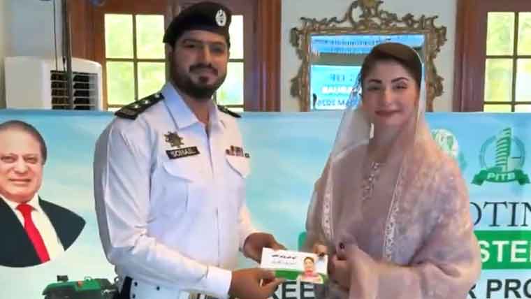 مریم نواز کی ٹریفک وارڈن سہیل وزیر سے ملاقات، ایمانداری کو سراہا