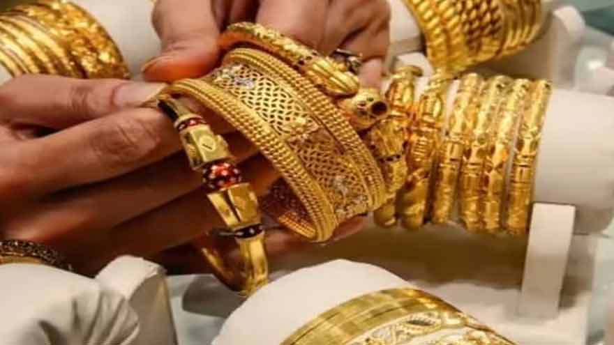 Gold prices drop by Rs5,600 Per per tola in Pakistan