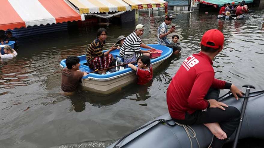 Thailand floods leave thousands stranded as Bangkok neighbourhoods inundated