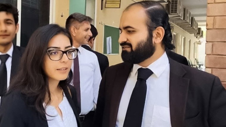 پولیس پر تشدد کا کیس: ایمان مزاری اور ہادی چٹھہ پر فرد جرم کی تاریخ مقرر
