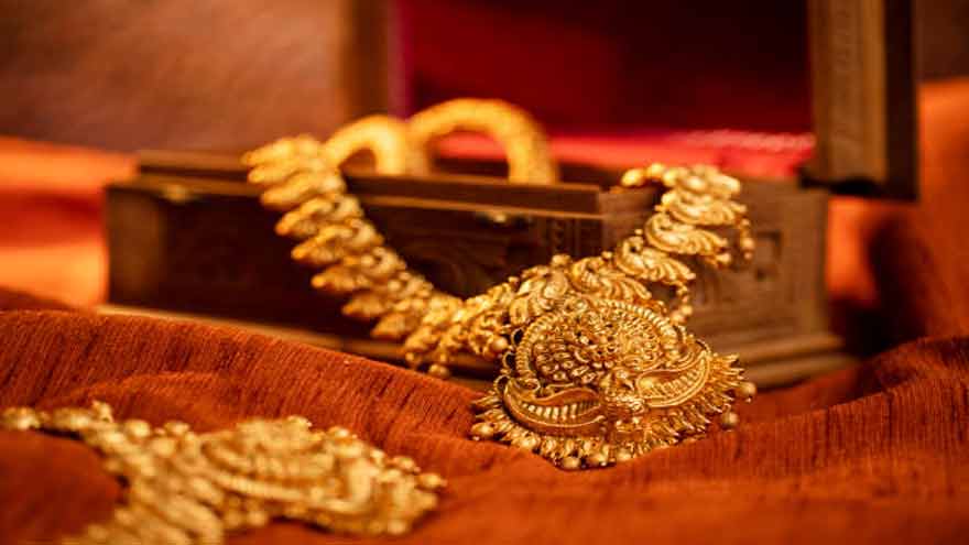 Gold price rises Rs4,300 per tola in Pakistan