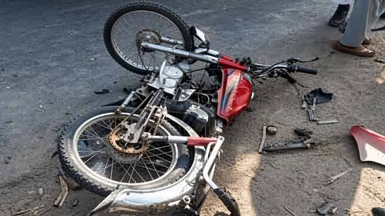 ٹریکٹر ٹرالی نے موٹرسائیکل کو ٹکر مار کر  4 سالہ بچی کی جان لے لی