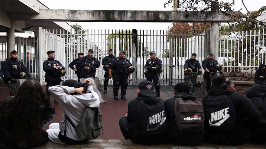 Injuries and arrests as high school students keep up blockade of French schools